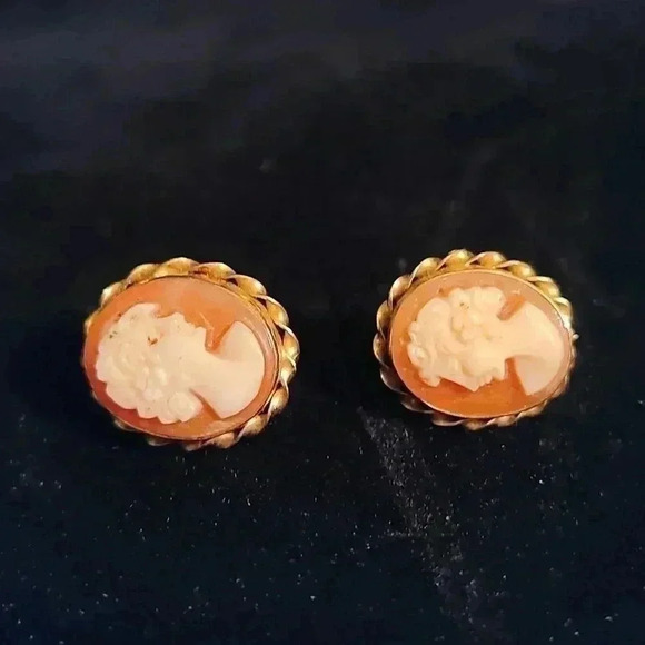 14k Gold Vintage Carved Shell Cameo Earrings - Picture 3 of 4